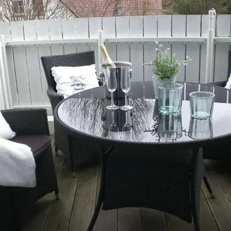 Helle Ferienwohnung Mit Balkon Gemutlich Unter Reet In Bevorzugter Lage
