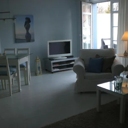 Helle Ferienwohnung Mit Balkon Gemutlich Unter Reet In Bevorzugter Lage 아파트 *