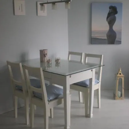Helle Ferienwohnung Mit Balkon Gemutlich Unter Reet In Bevorzugter Lage
